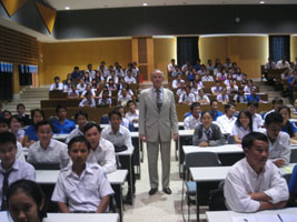 Profesor Grzegorz W. Kołodko i słuchacze wykładu na Narodowym Uniwersytecie Laosu